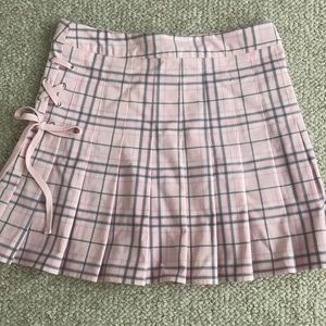 pink pleated skirt